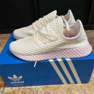 White cloth webbed women’s adidas sneakers